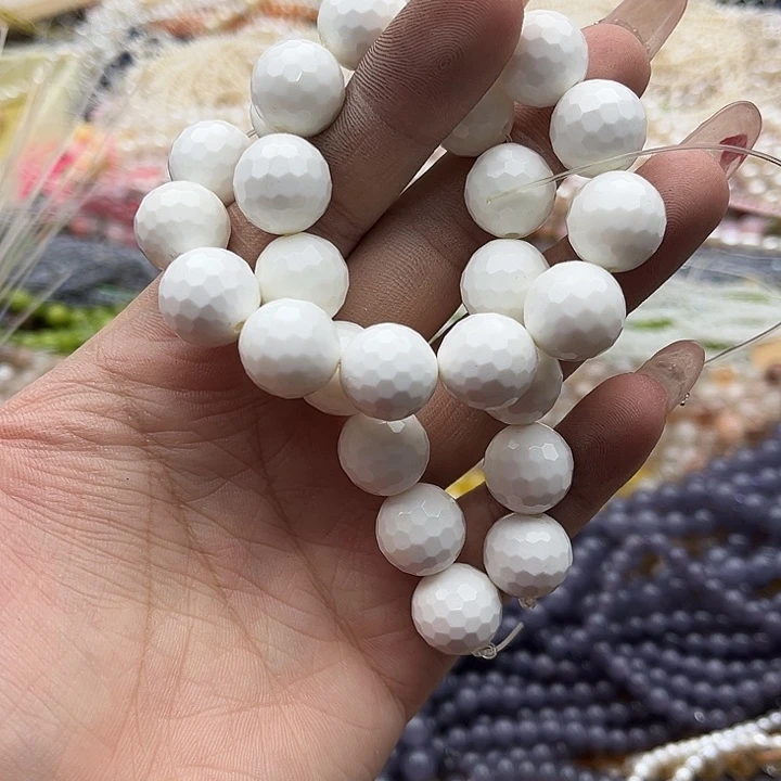 玛瑙/玉髓珠宝半成品未镶嵌一条13.5mm左右白贝雕刻