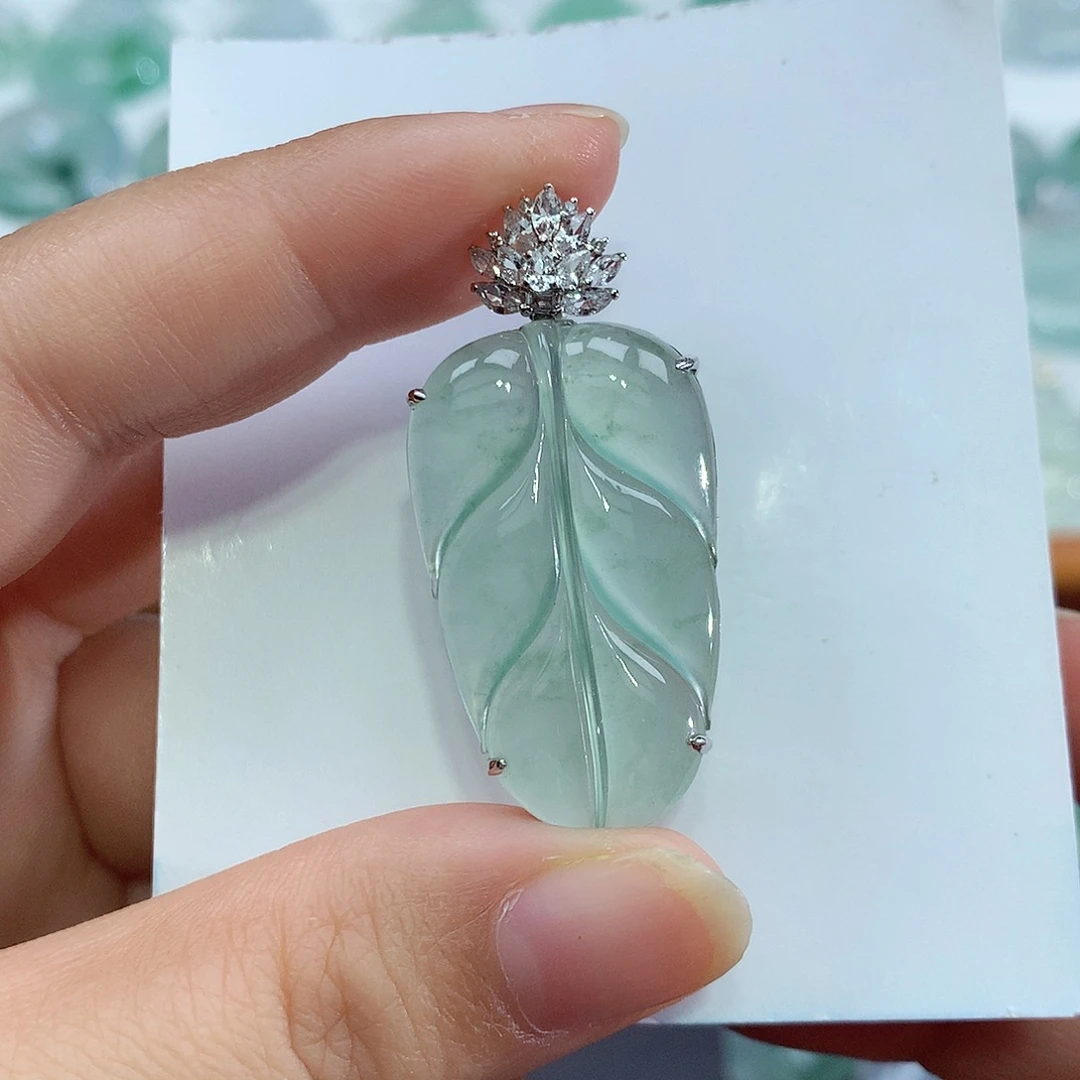 兔****翡翠18K金镶嵌颈饰