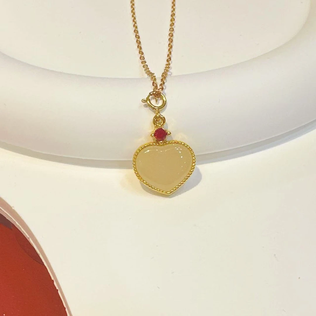 18K金镶嵌13*6mm和田玉藕粉爱心吊坠HNZ9560