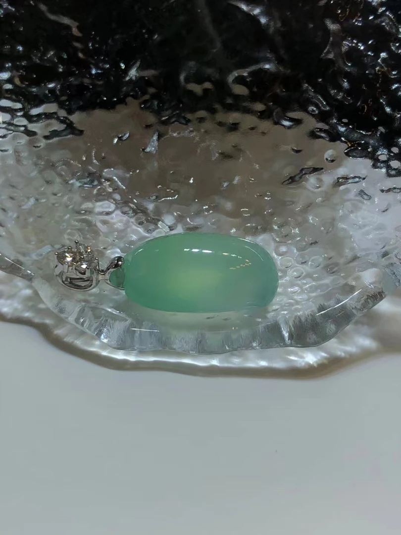【三只猪珠宝】高冰甜阳绿起胶翡翠18k金镶嵌女款福瓜