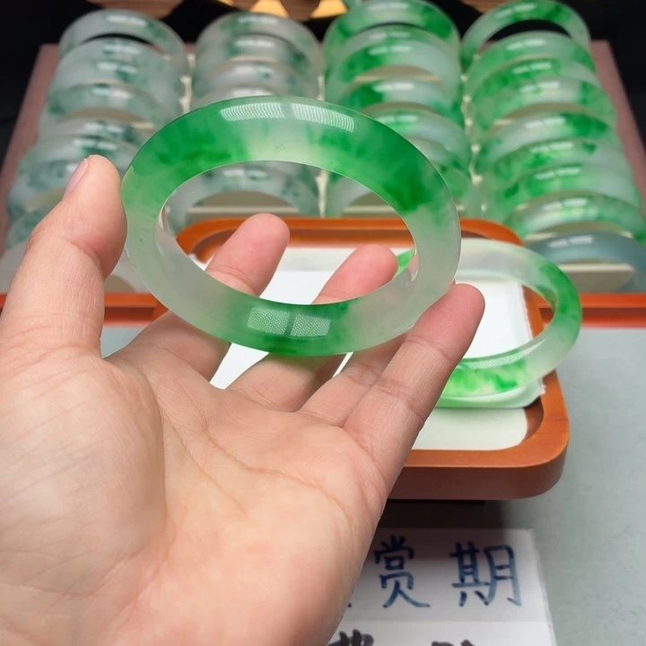 不***期石英质玉未镶嵌手镯