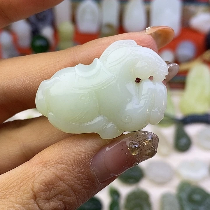 和田玉未镶嵌颈饰且末唐马吊坠