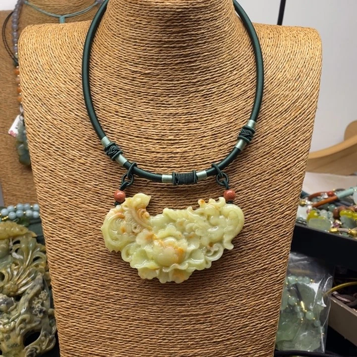 蛇纹石玉未镶嵌吊坠