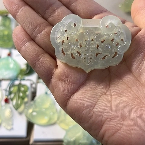 未镶嵌蛇纹石玉颈饰