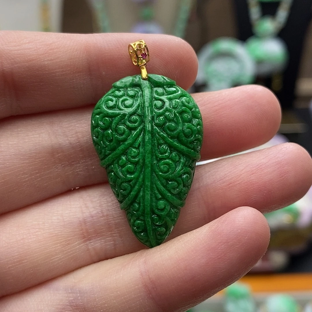 翡翠18K金镶嵌颈饰吊坠