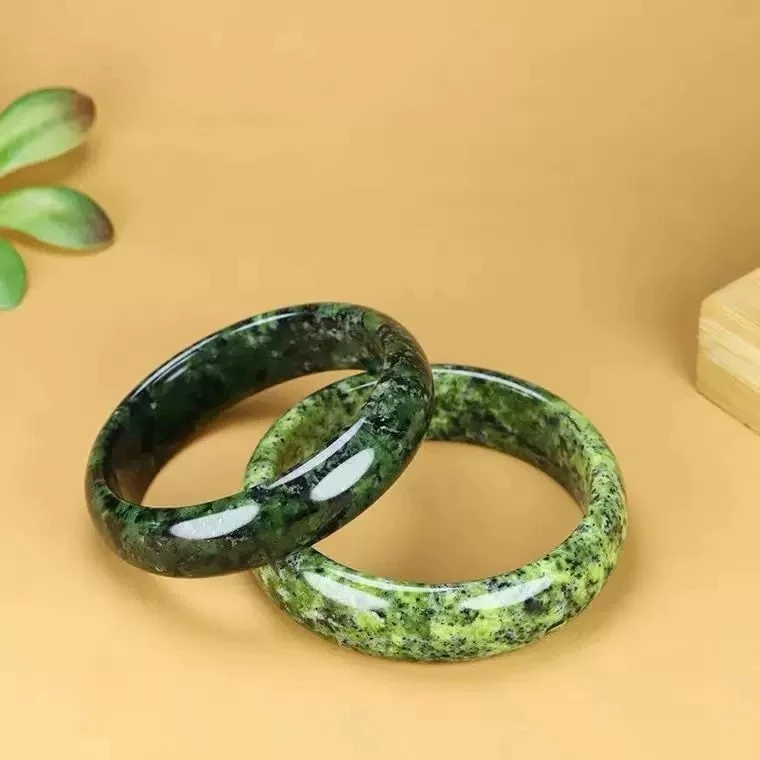 天然时尚药王石手镯菠菜绿女款绿色圆条宽条美人镯（多样性发货）