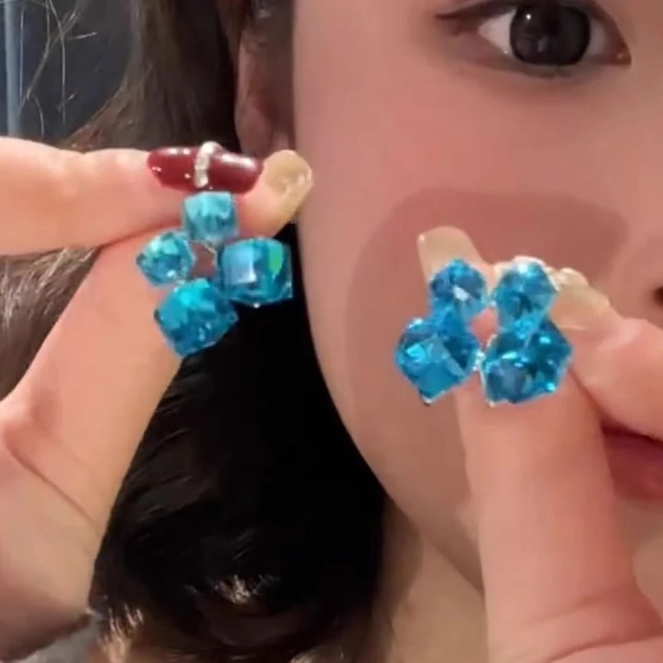 2025新款耳饰旖旎冰萃蓝爆闪法式方糖耳钉小众设计感冷淡风耳钉女