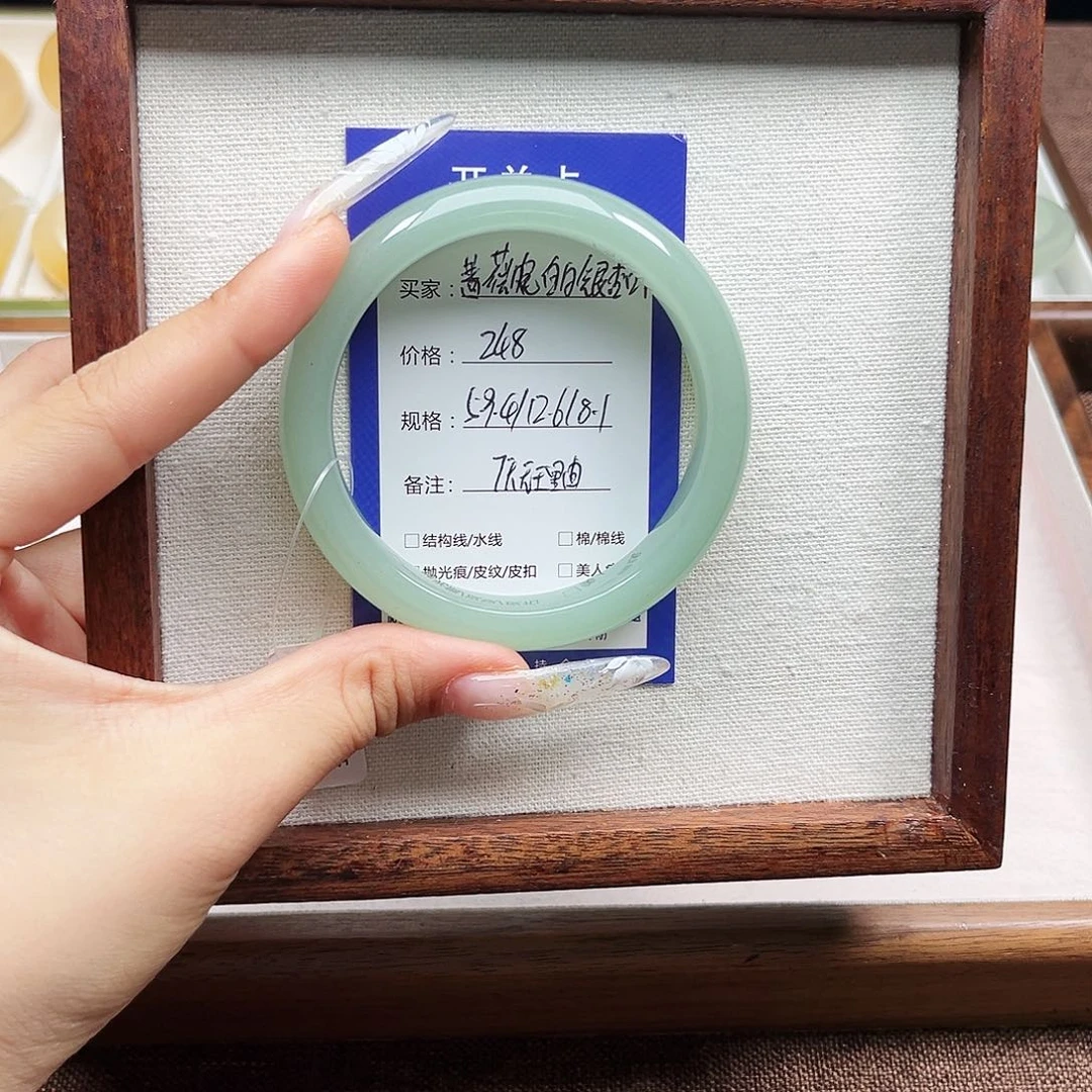 蔷***7未镶嵌手镯石英质玉