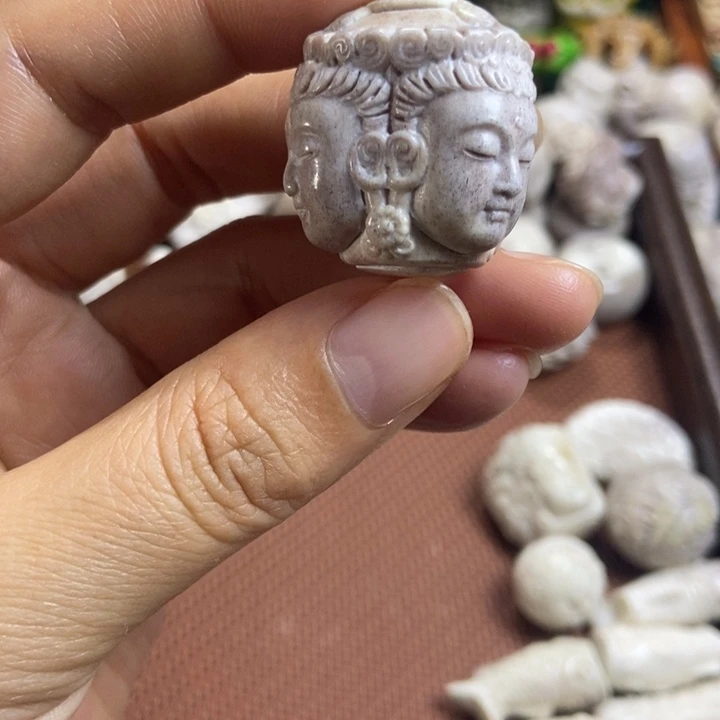 张***泼配饰鹿角雕刻一个出