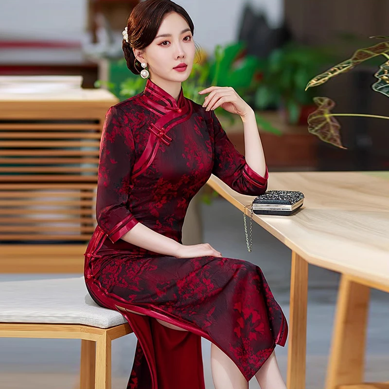三四月份喜婆婆婚宴装2025新款酒红色改良旗袍妈妈礼服平时可穿