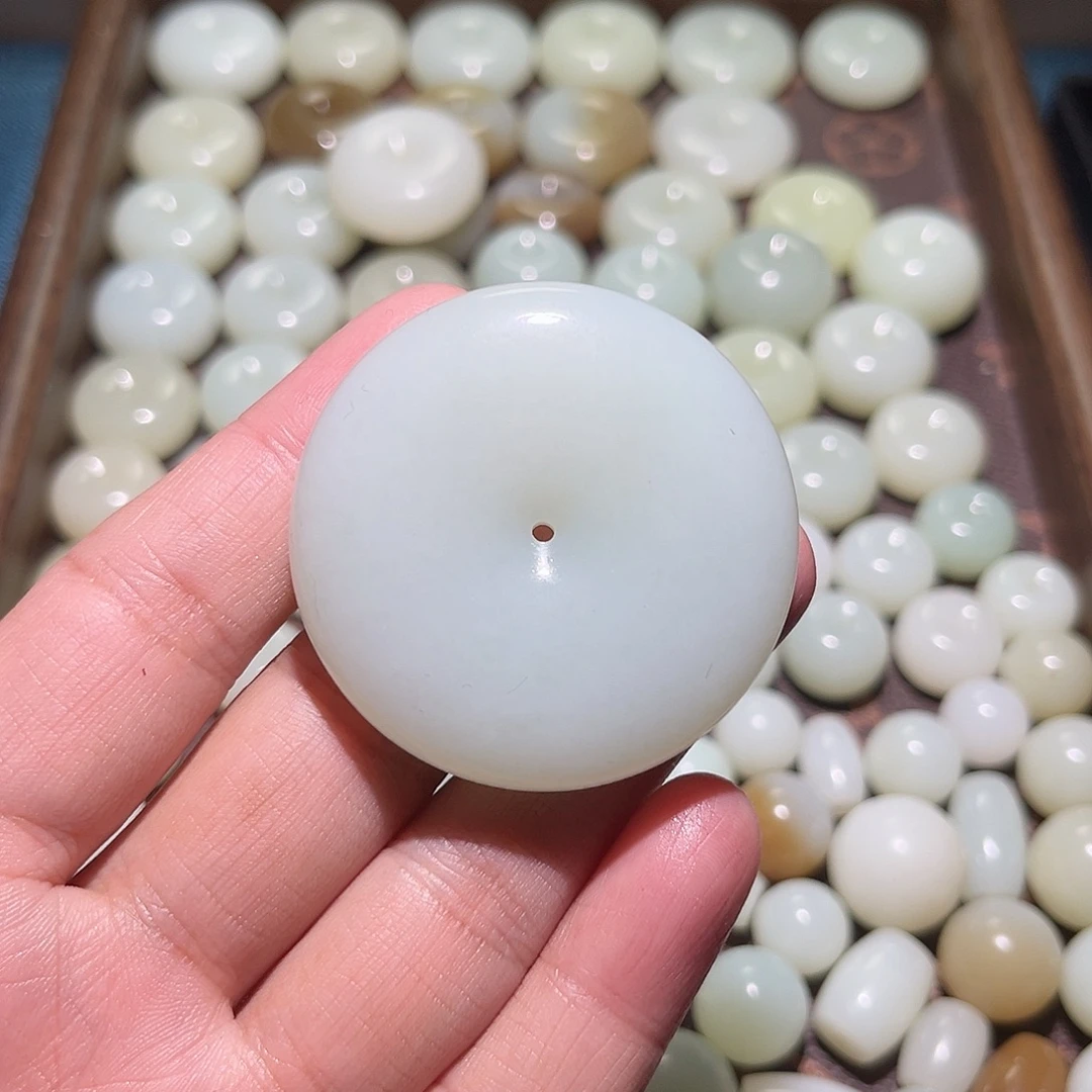 又***王和田玉未镶嵌颈饰