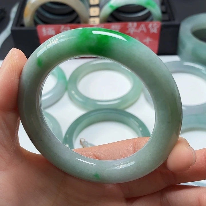 小***果翡翠未镶嵌手镯52.5圆条