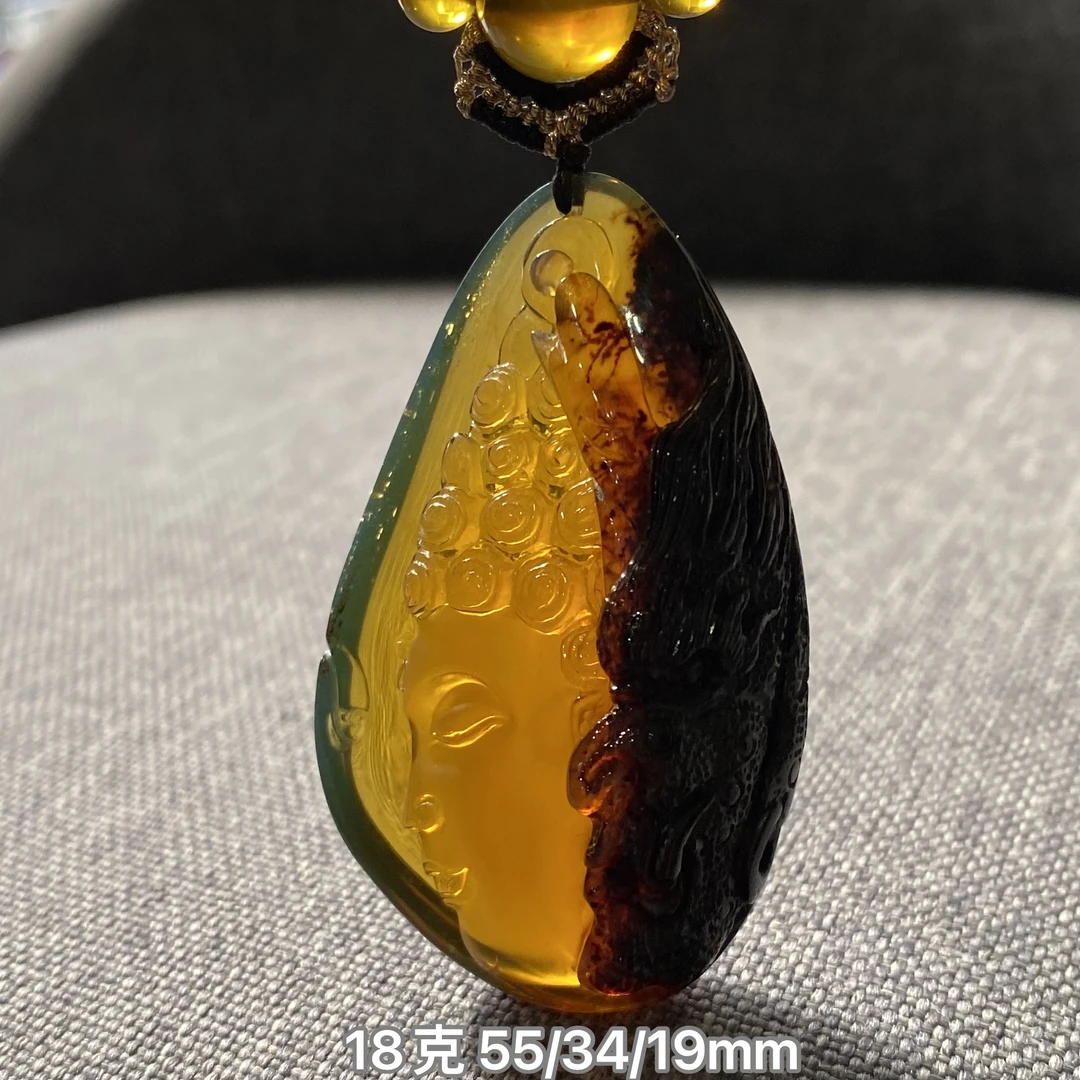 【小伊琥珀】18克红茶黑蜜溶洞俏色巧雕「一念之间」