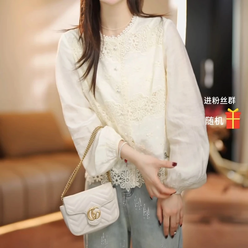 2025春季新款女装花朵蕾丝圆领珍珠扣上衣LK2501458