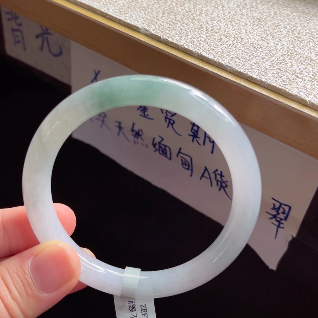 翡翠手镯未镶嵌手镯