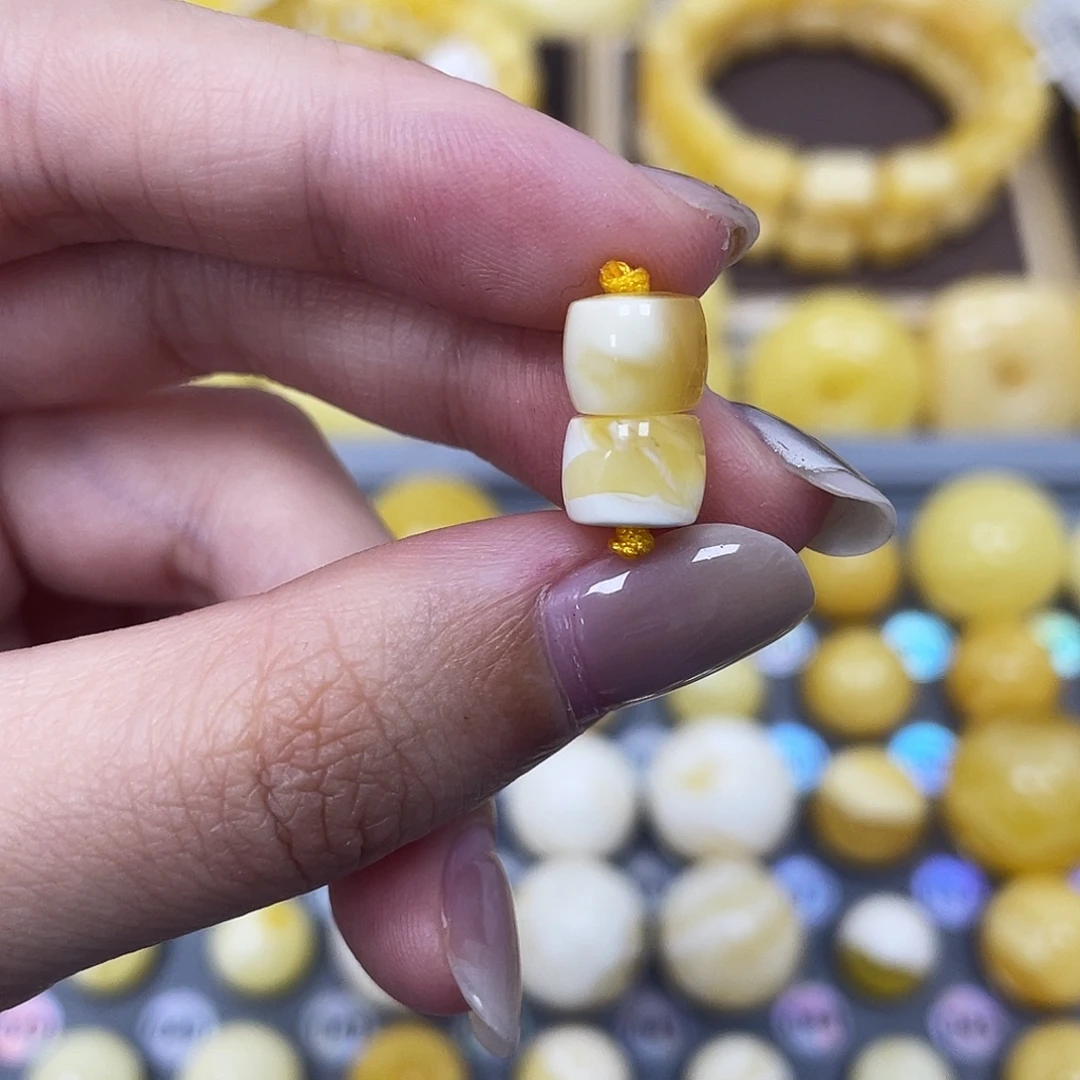 琥珀未镶嵌裸石7.8mm对珠老型瑕 450