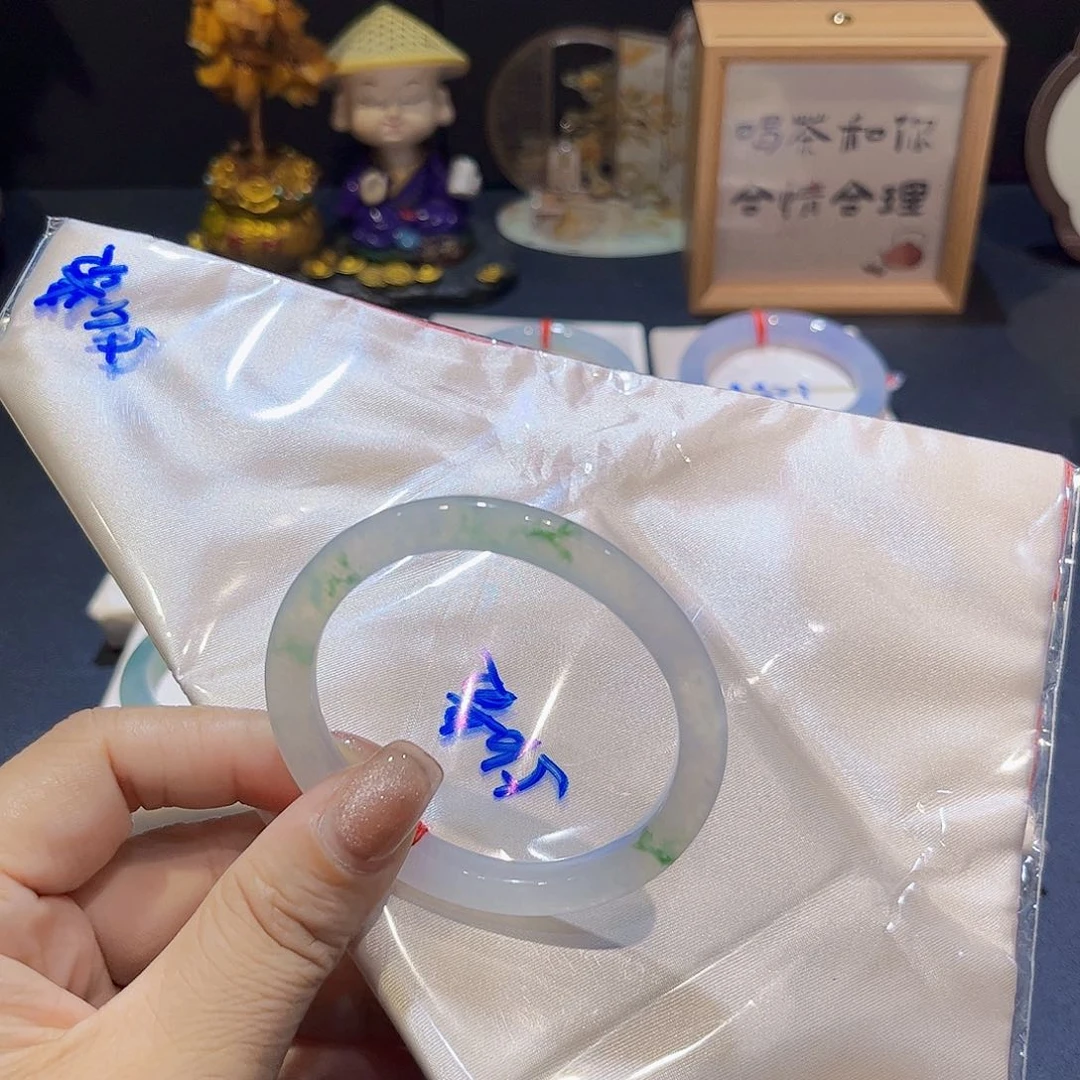 翡翠手镯未镶嵌翡翠手镯