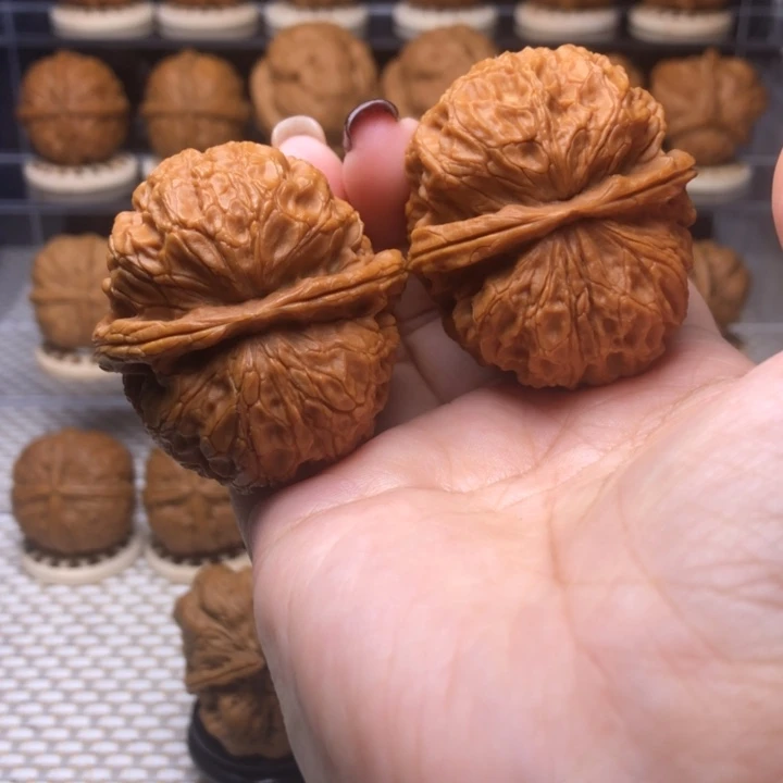 文玩核桃把件42号浪蝶纹狮子头45尺