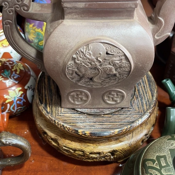 段泥茶壶原矿泥料手工制作的一把紫砂壶。