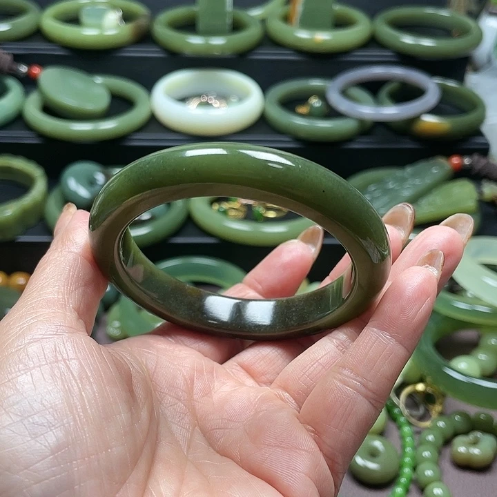 和田玉未镶嵌手镯