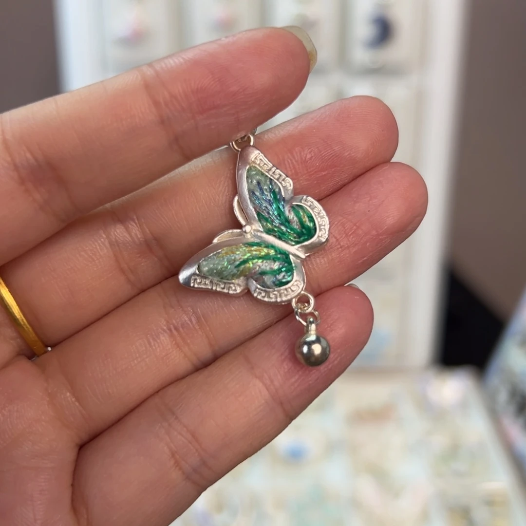布艺合金蝴蝶小吊坠
