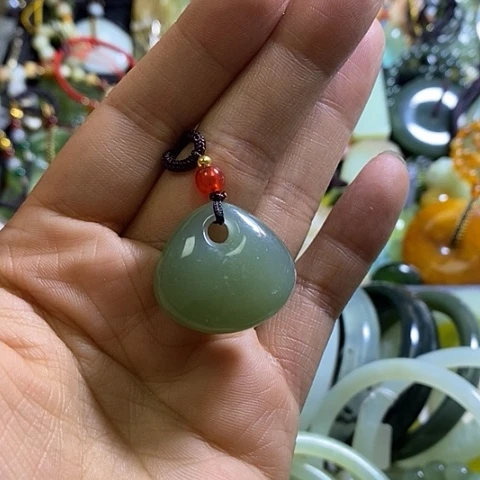 岫玉未镶嵌颈饰挂件