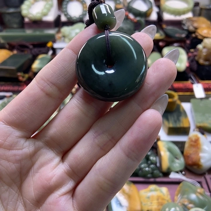颈饰未镶嵌岫岩老玉（透闪石质玉）火***春