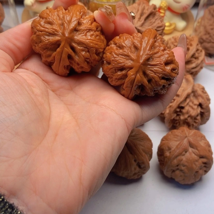 【闪购商品】把件文玩核桃画***蔡红锦鲤42