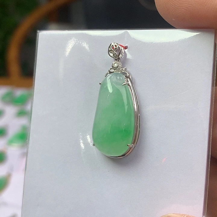 随***流翡翠18K金镶嵌颈饰