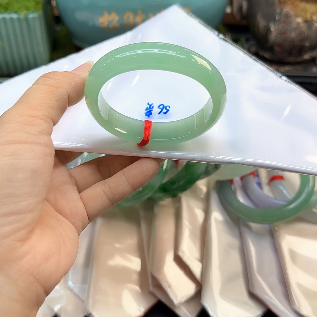 翡翠未镶嵌手镯（圆镯）