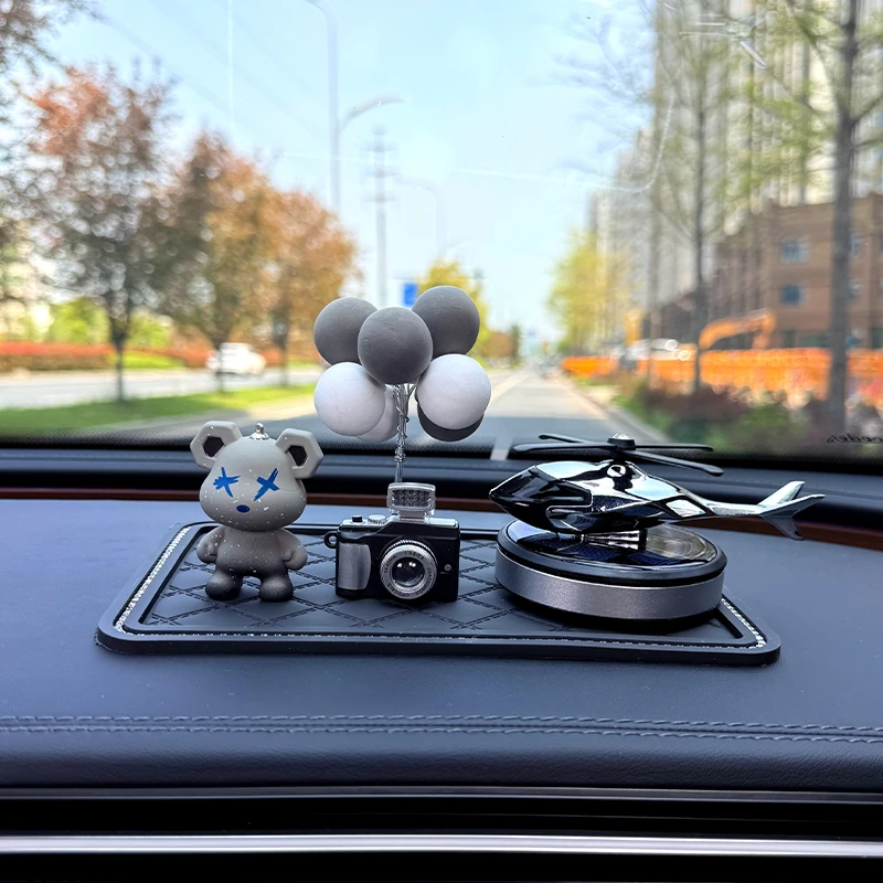 车载暴力熊香水摆件汽车中控台香薰饰品车内持久香氛太阳能飞机