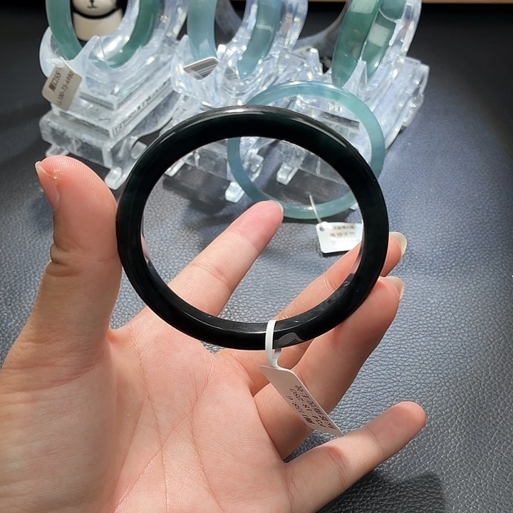 翡翠手镯未镶嵌黑乌鸡
