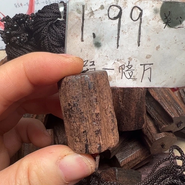 藤类降真香随形吊坠大小不一