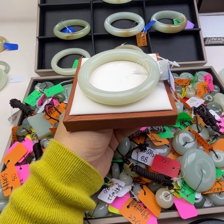 未镶嵌手镯和田玉七月