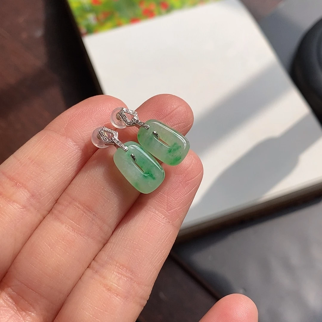 翡翠颈饰18K金镶嵌绿花方糖耳钉