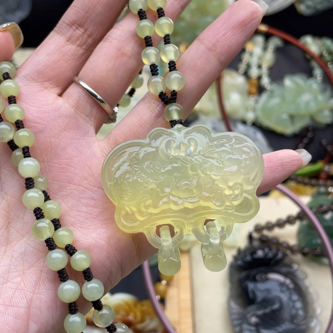 蛇纹石玉颈饰未镶嵌