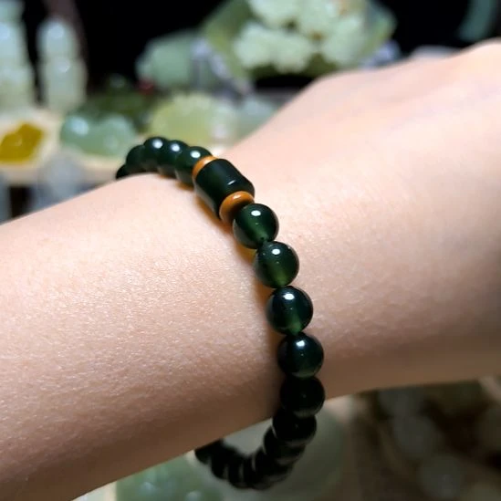 蛇纹石玉未镶嵌颈饰