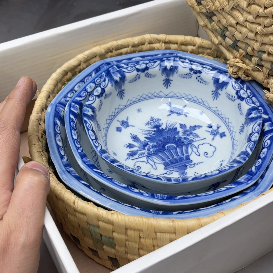 瓷片高*超密密麻麻地铺满一地