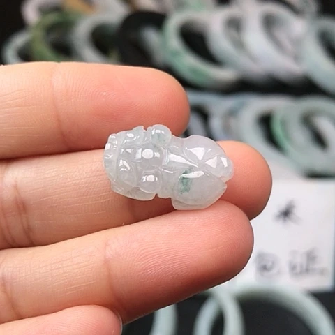 翡翠未镶嵌颈饰貔貅
