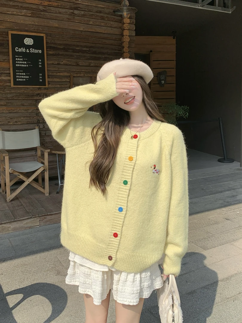 大码女装秋冬韩版甜美百搭宽松多巴胺彩色扣卡通刺绣毛衣外套女
