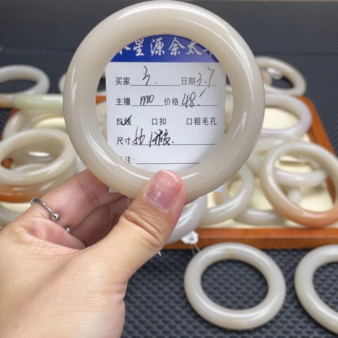 石英质玉手镯未镶嵌