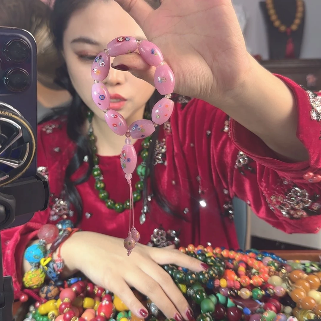 玻璃颈饰小*老琉璃的故事是一个故事的开始的