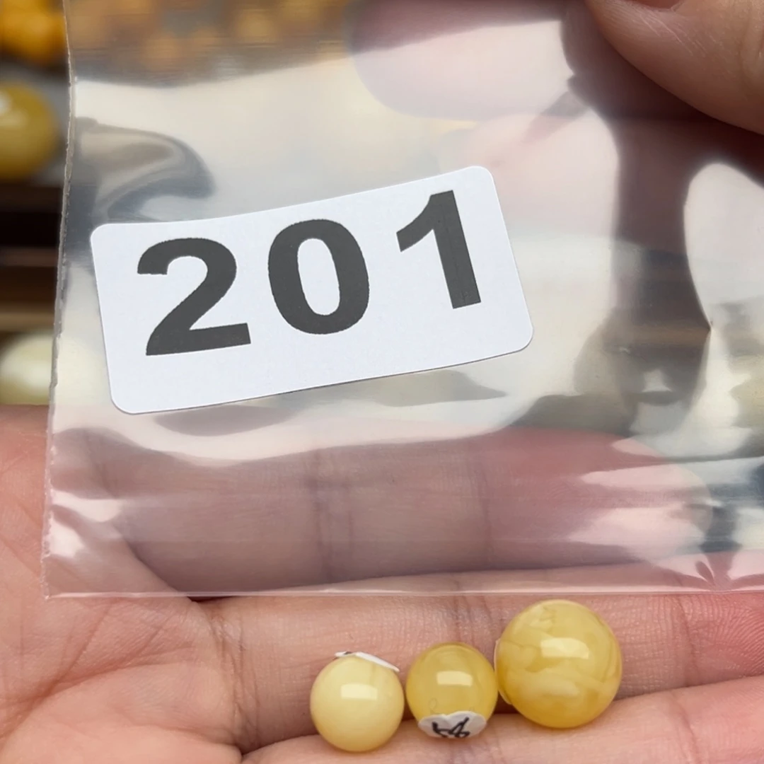 蜜蜡裸石未镶嵌啦****啦微瑕8.1+10.9