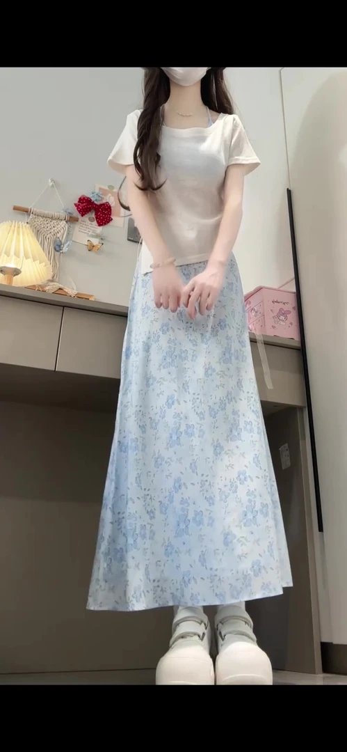 2025夏季新款韩系松弛感穿搭白色上衣搭配蓝色半身裙显瘦两件套女