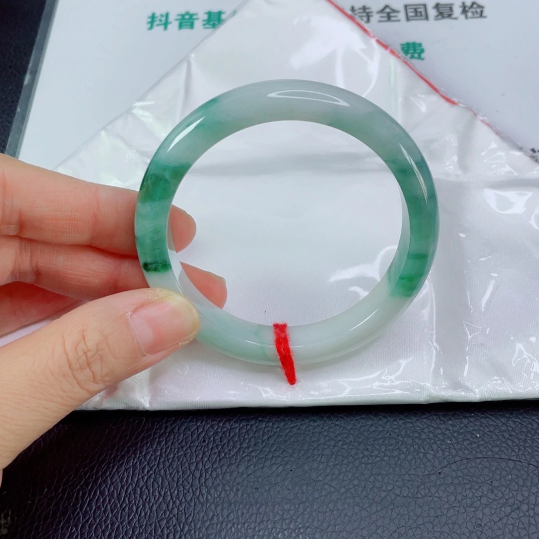翡翠手镯未镶嵌郭**丹天然