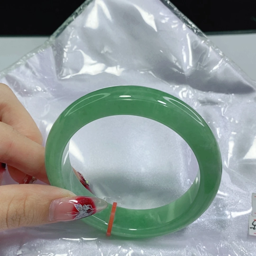 翡翠手镯未镶嵌贝**?56 56 56