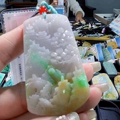 翡翠未镶嵌颈饰一个