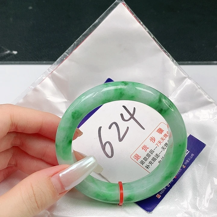 翡翠手镯未镶嵌翡翠手镯