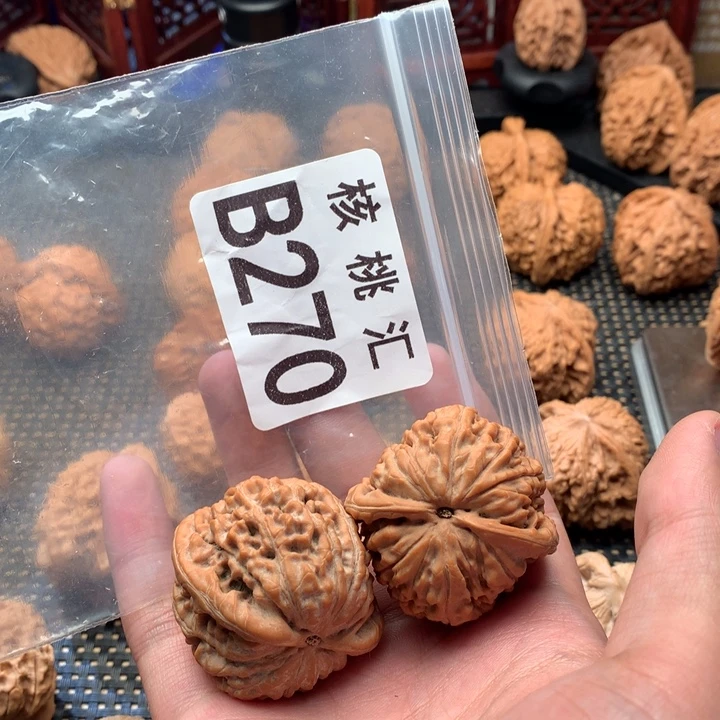 文玩核桃吊坠莲花