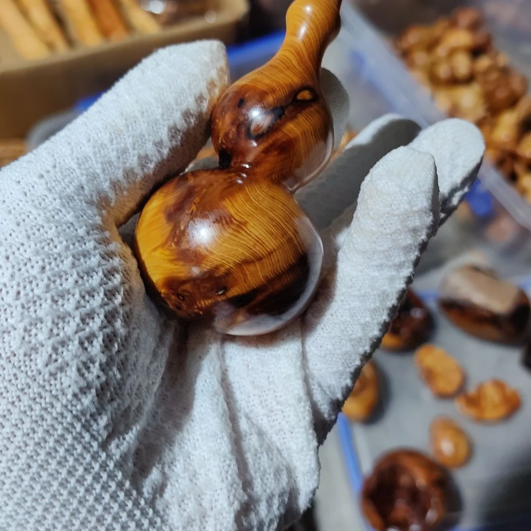 暗***瞳碳化瑕疵葫芦一个，太行崖柏